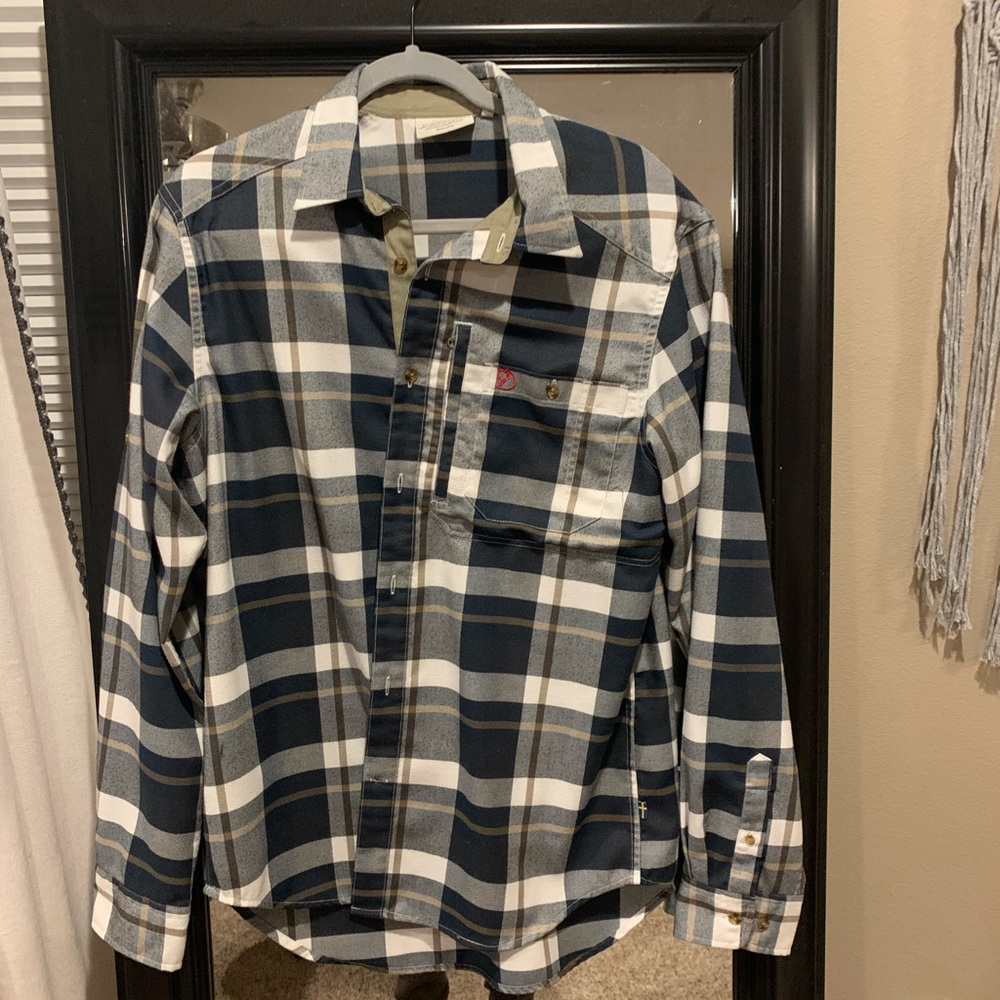 Fjallraven like new men’s flannel long sleeve shirt